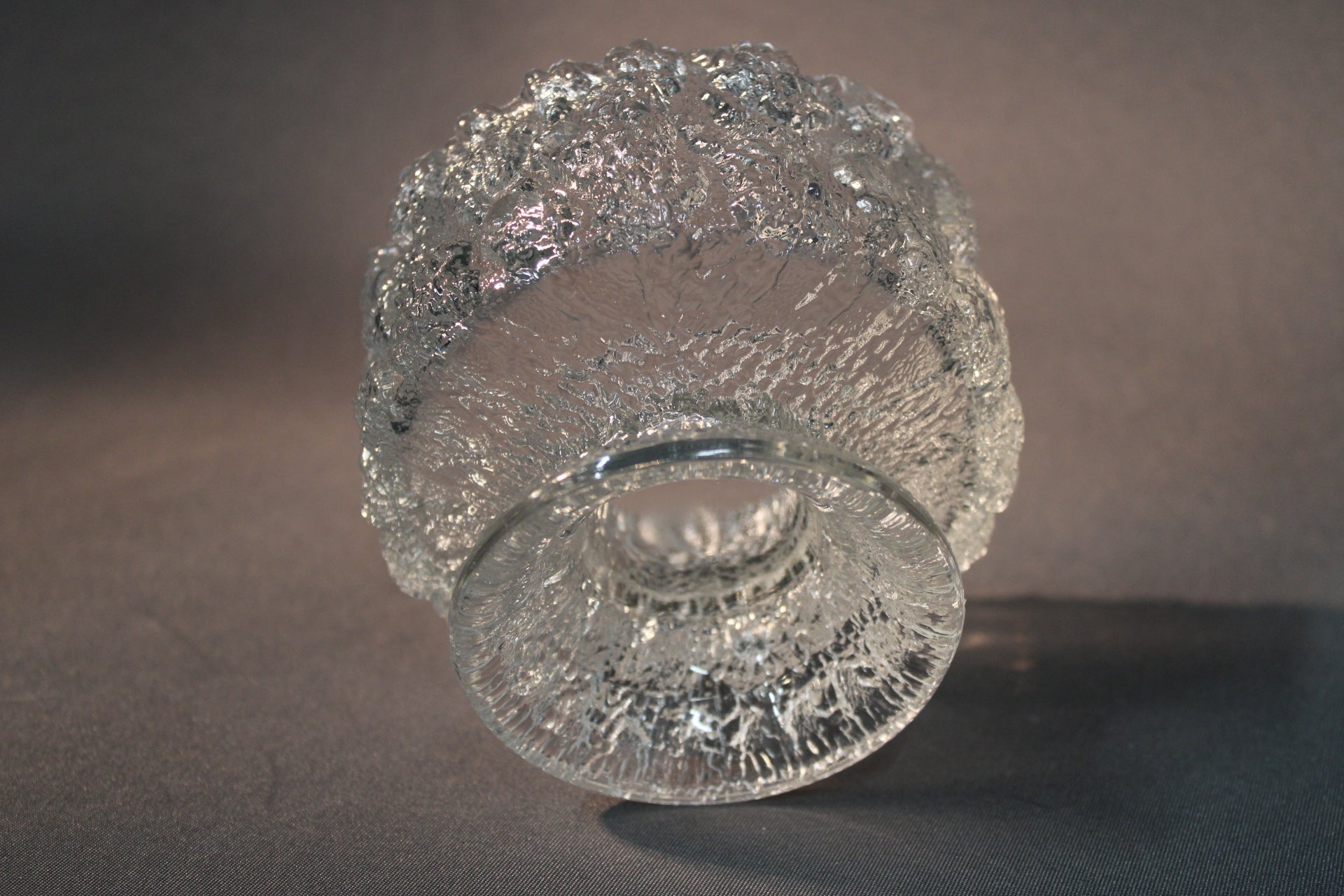 Iittala Frosted -jälkiruokakulho, pohja- ja sivuprofiilin kuva, jääpintainen lasi.