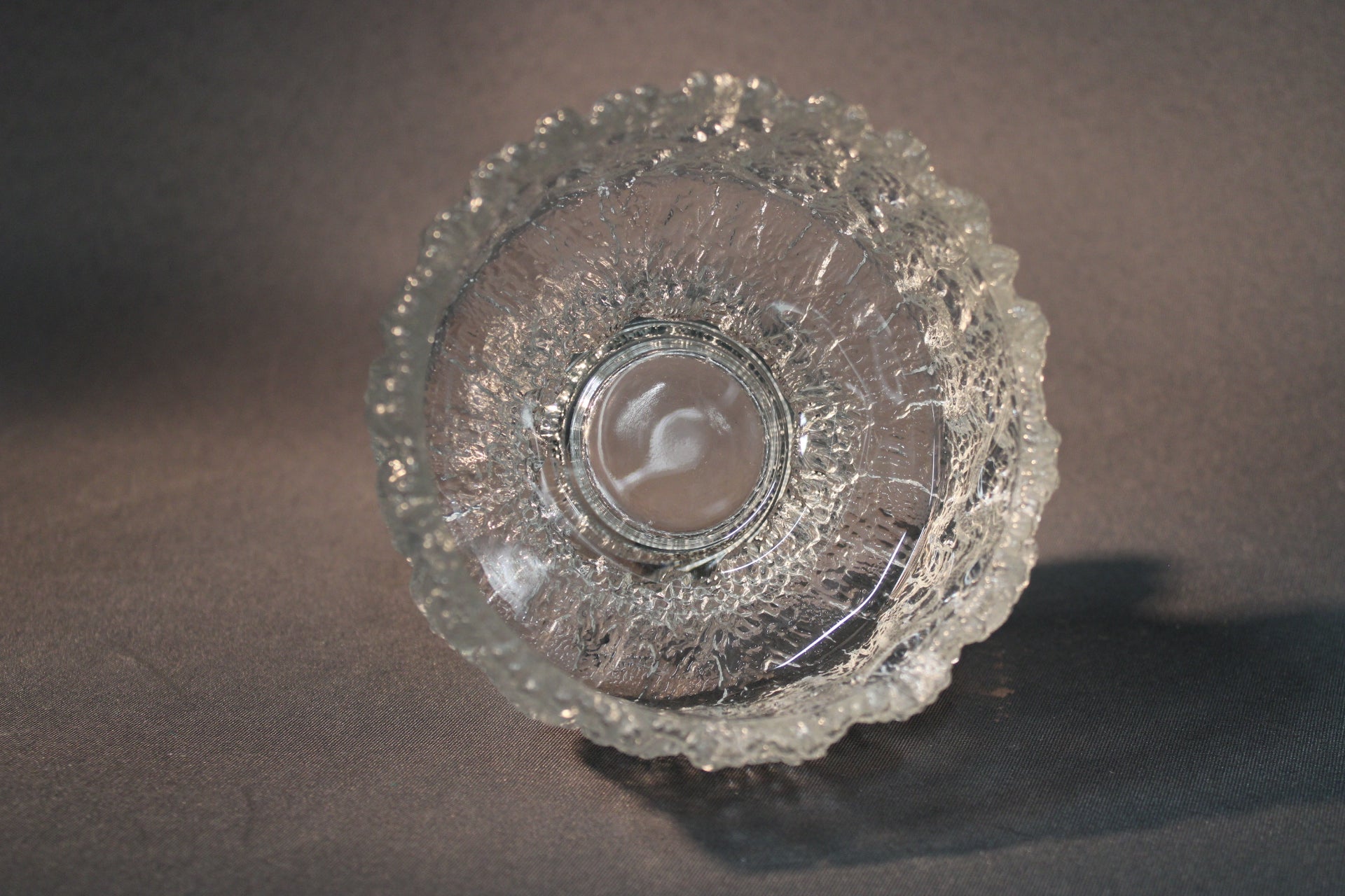 Iittala Frosted -jälkiruokakulho yläkuvassa, jäämäinen pinnan tekstuuri.