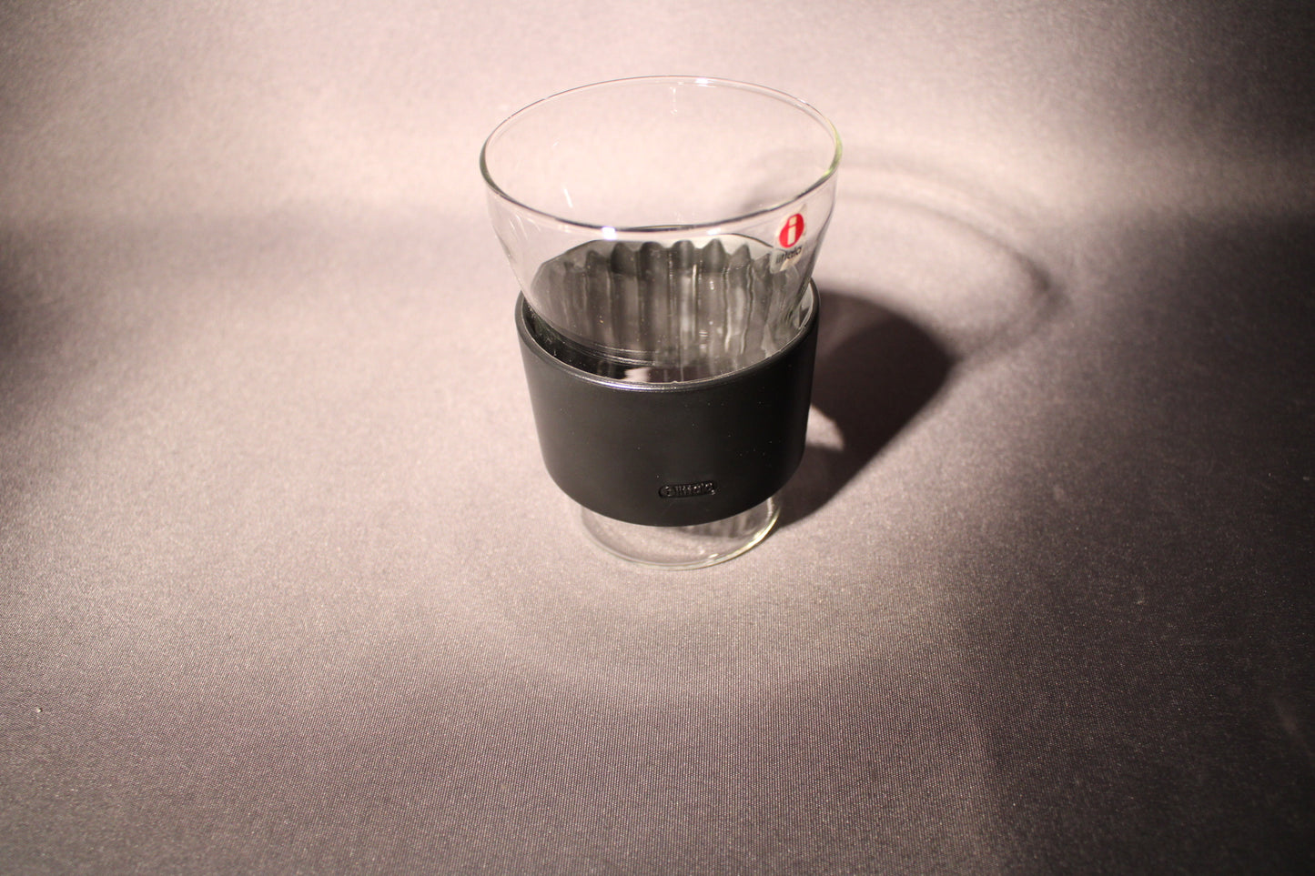 Iittala HotCool juomalasi mustalla silikonisuojalla