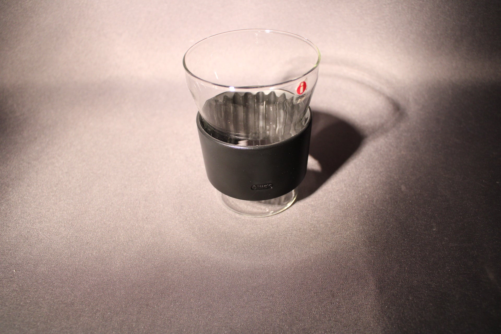 Iittala HotCool juomalasi mustalla silikonisuojalla