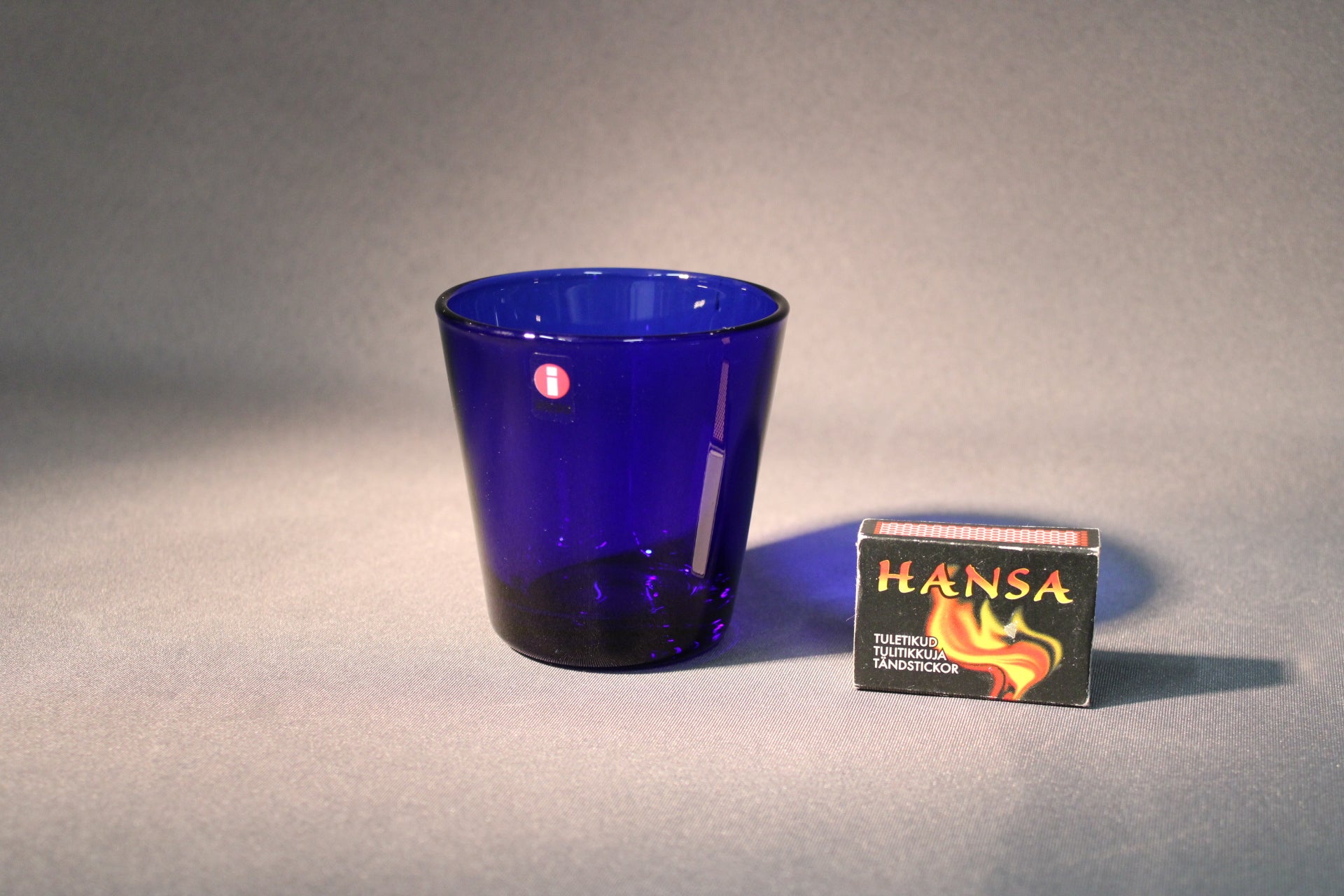 Kartio-juomalasi koboltinsinisessä värissä, Iittala