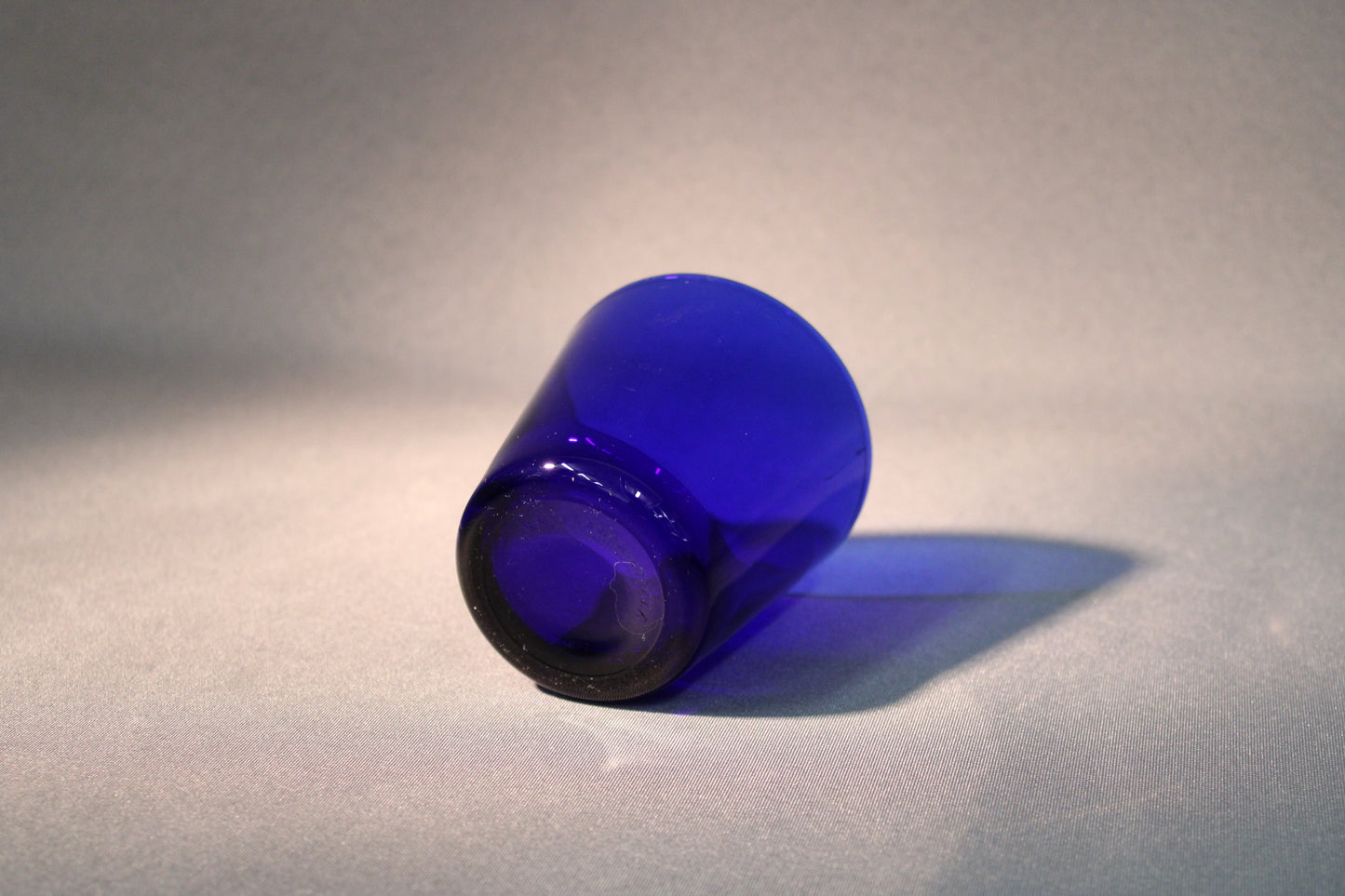 Kaj Franckin suunnittelema Kartio-juomalasi, koboltinsininen