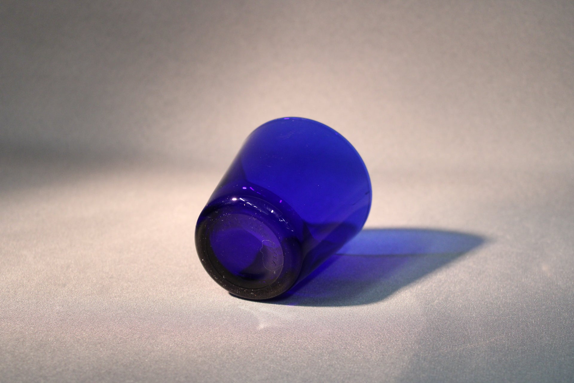 Kaj Franckin suunnittelema Kartio-juomalasi, koboltinsininen