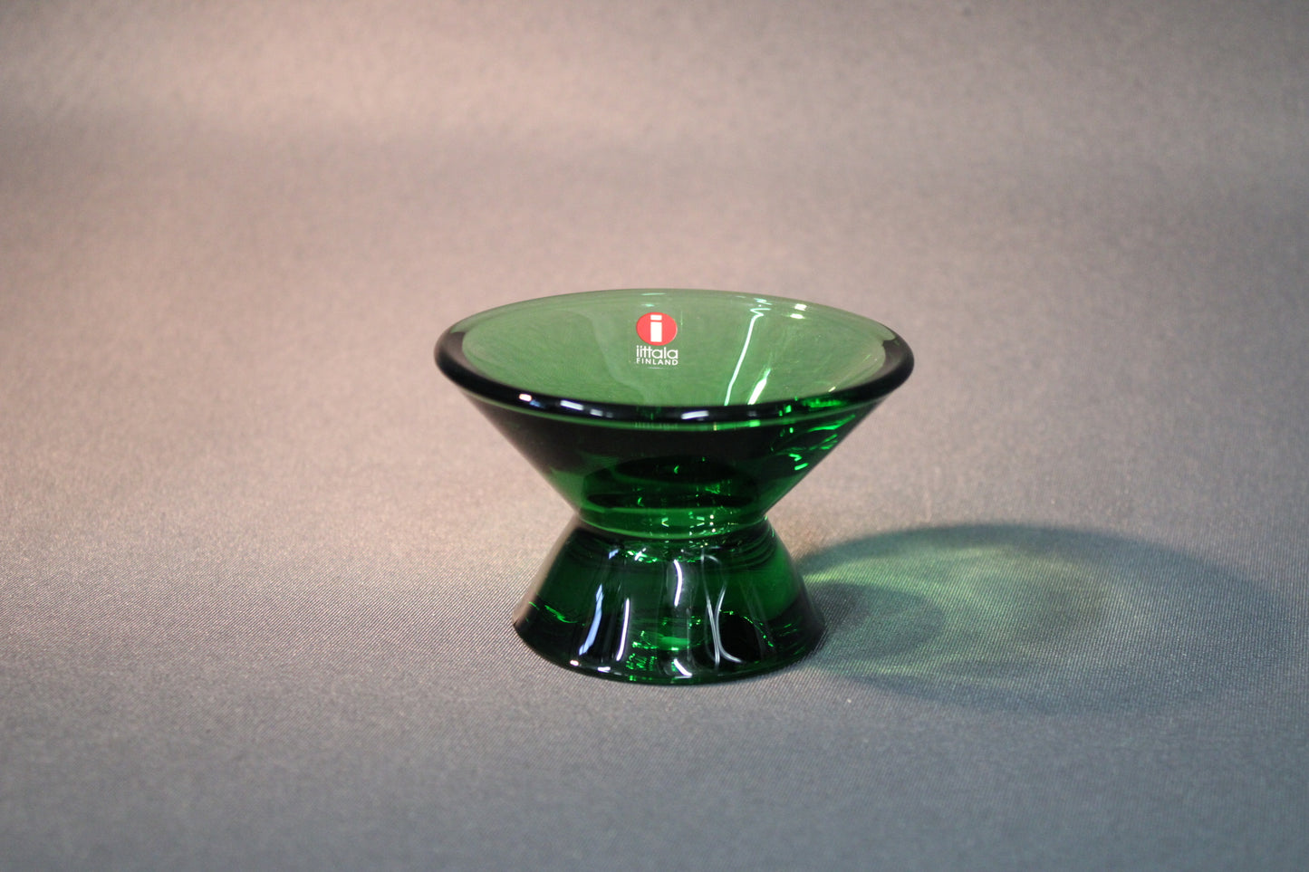 Vihreä Iittala Kartio kynttilänjalka – suomalainen lasimuotoilu