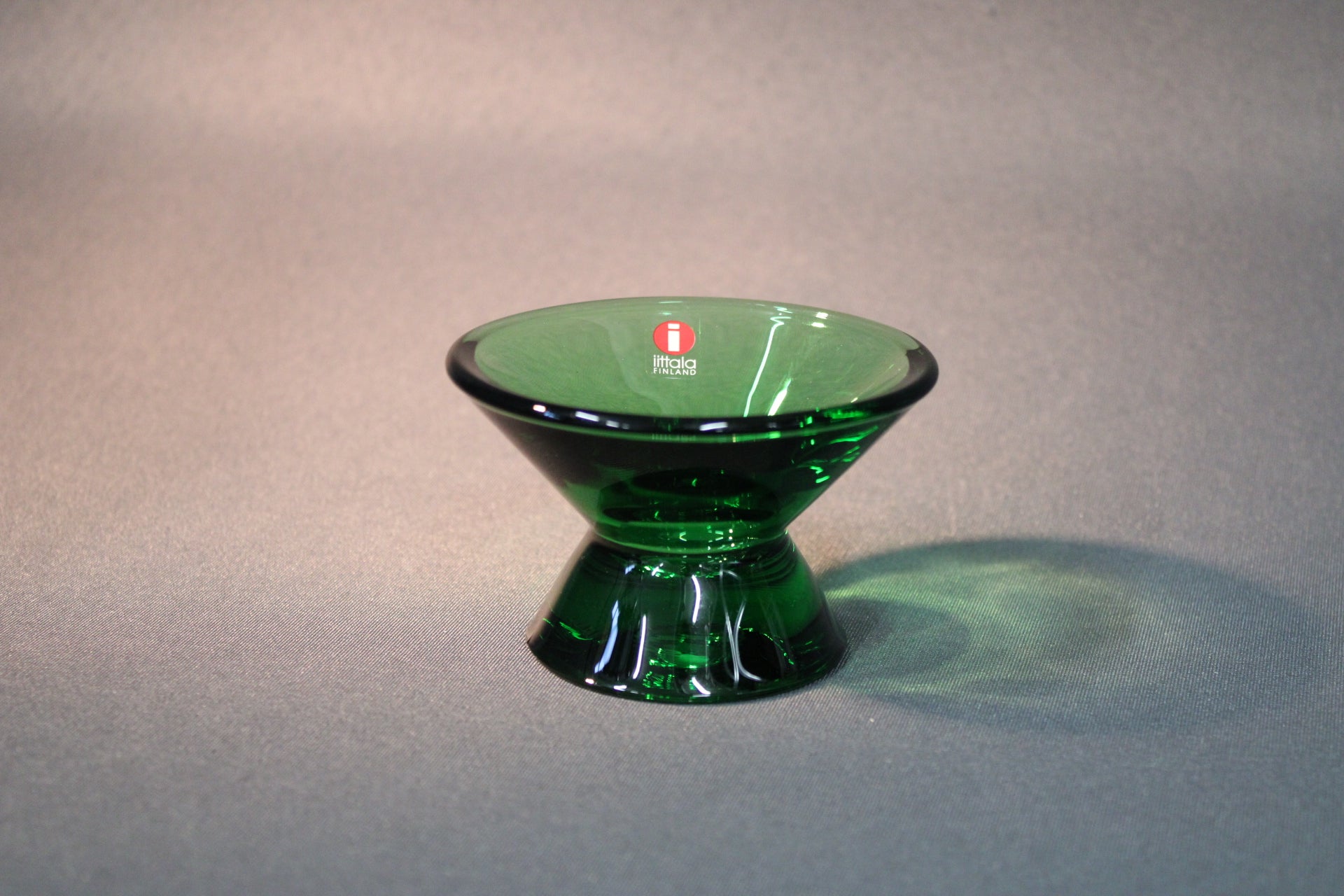 Vihreä Iittala Kartio kynttilänjalka – suomalainen lasimuotoilu