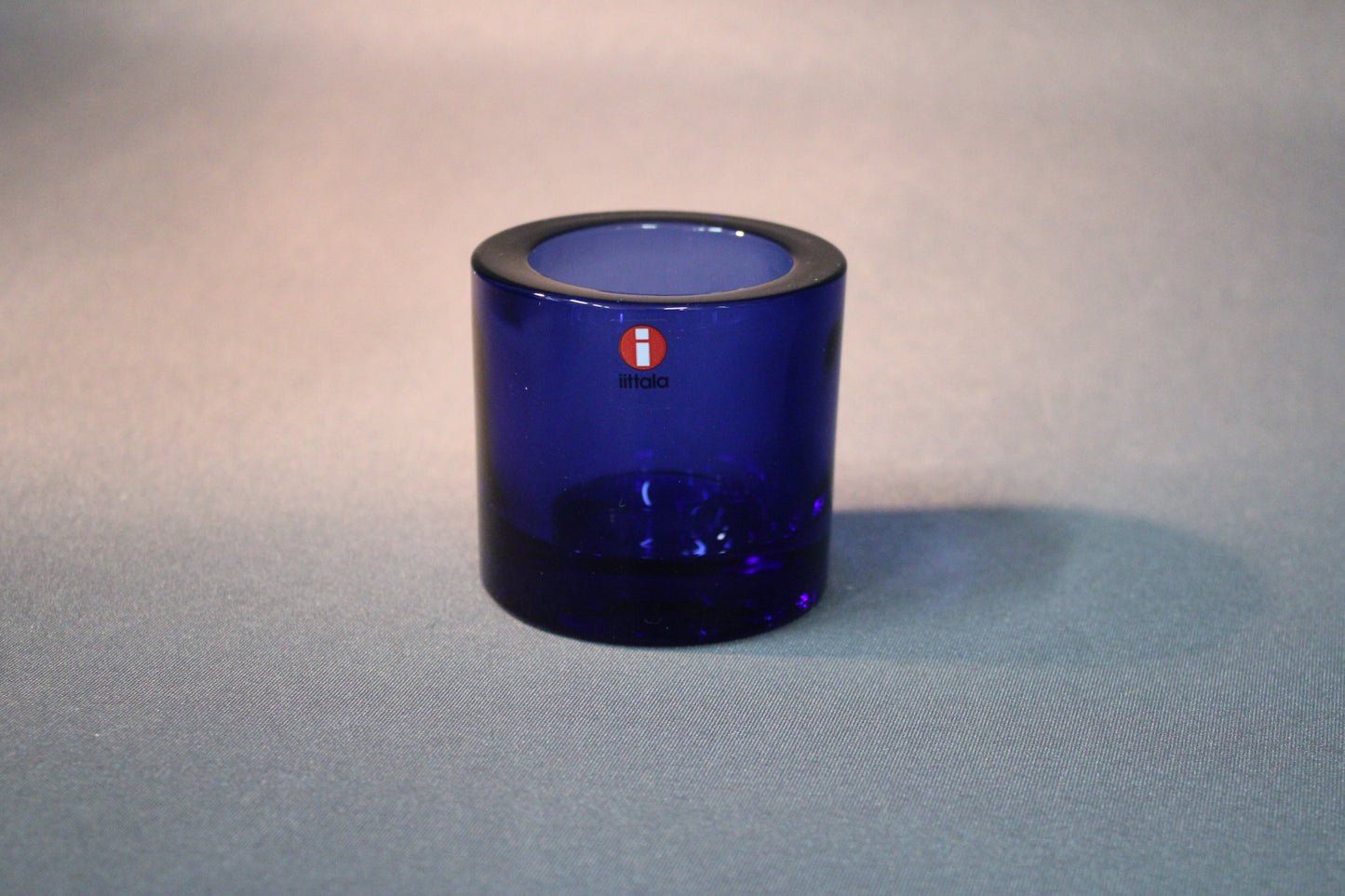 Iittala Kivi -kynttilälyhty, ultramariininsininen, lähikuva.