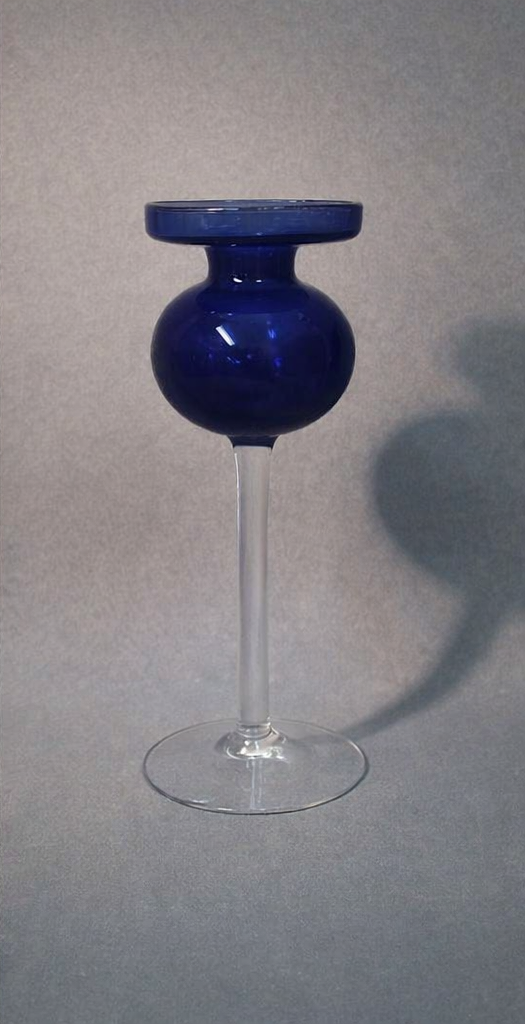 Erkki Vesannon suunnittelema sininen Iittala kynttilänjalka malli 2660