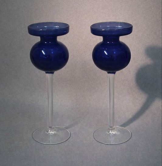 Iittala sininen kynttilänjalka 2660 sivusta kuvattuna