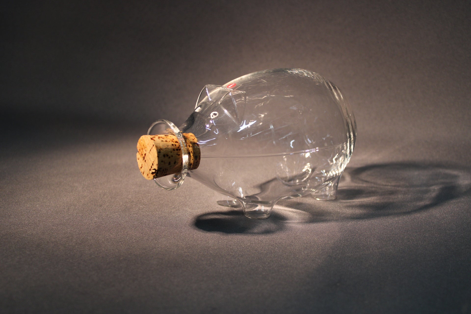 Iittala Napsu-karahvi sivuprofiilista, lasinen muoto ja jalat