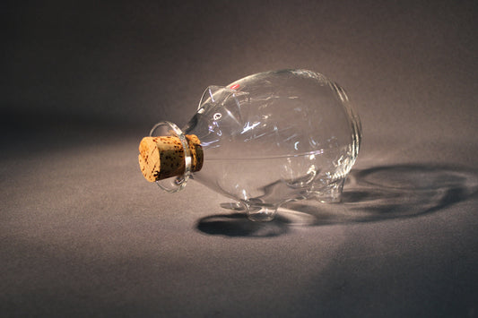 Iittala Napsu-karahvi sivuprofiilista, lasinen muoto ja jalat