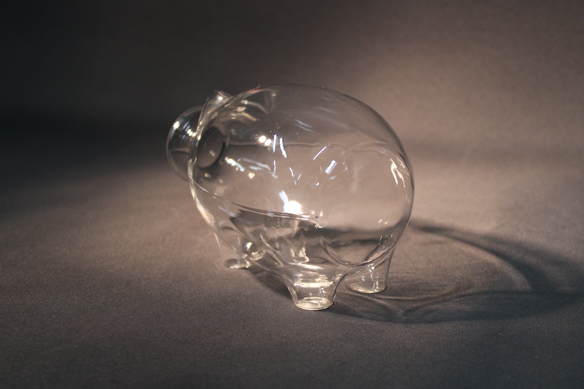 Iittala Napsu-karahvi takaa kuvattuna