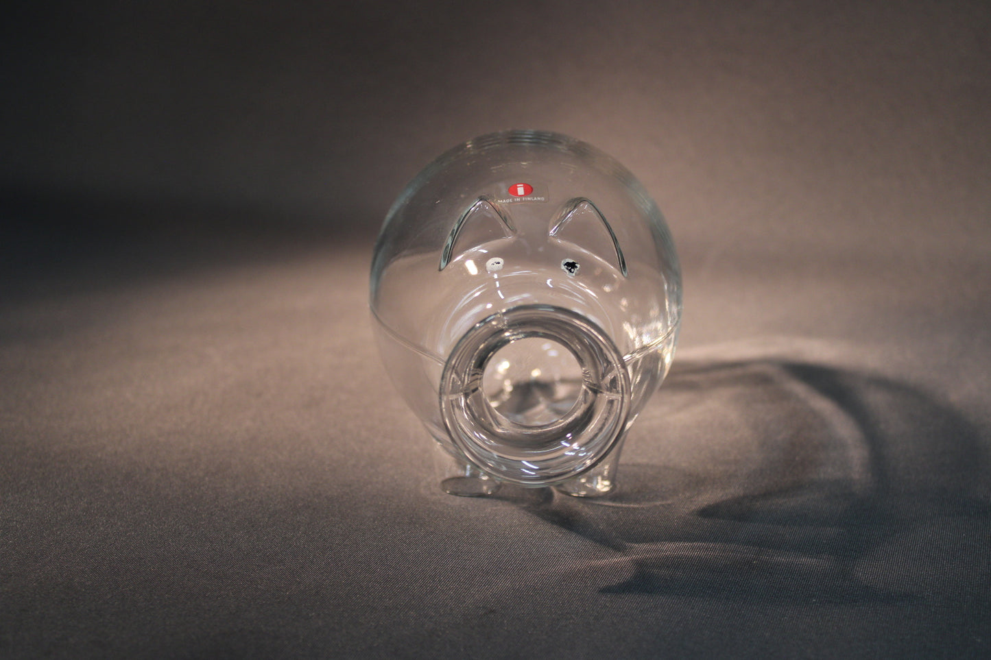 Iittala Napsu-karahvi kirkasta lasia, edestä kuvattuna