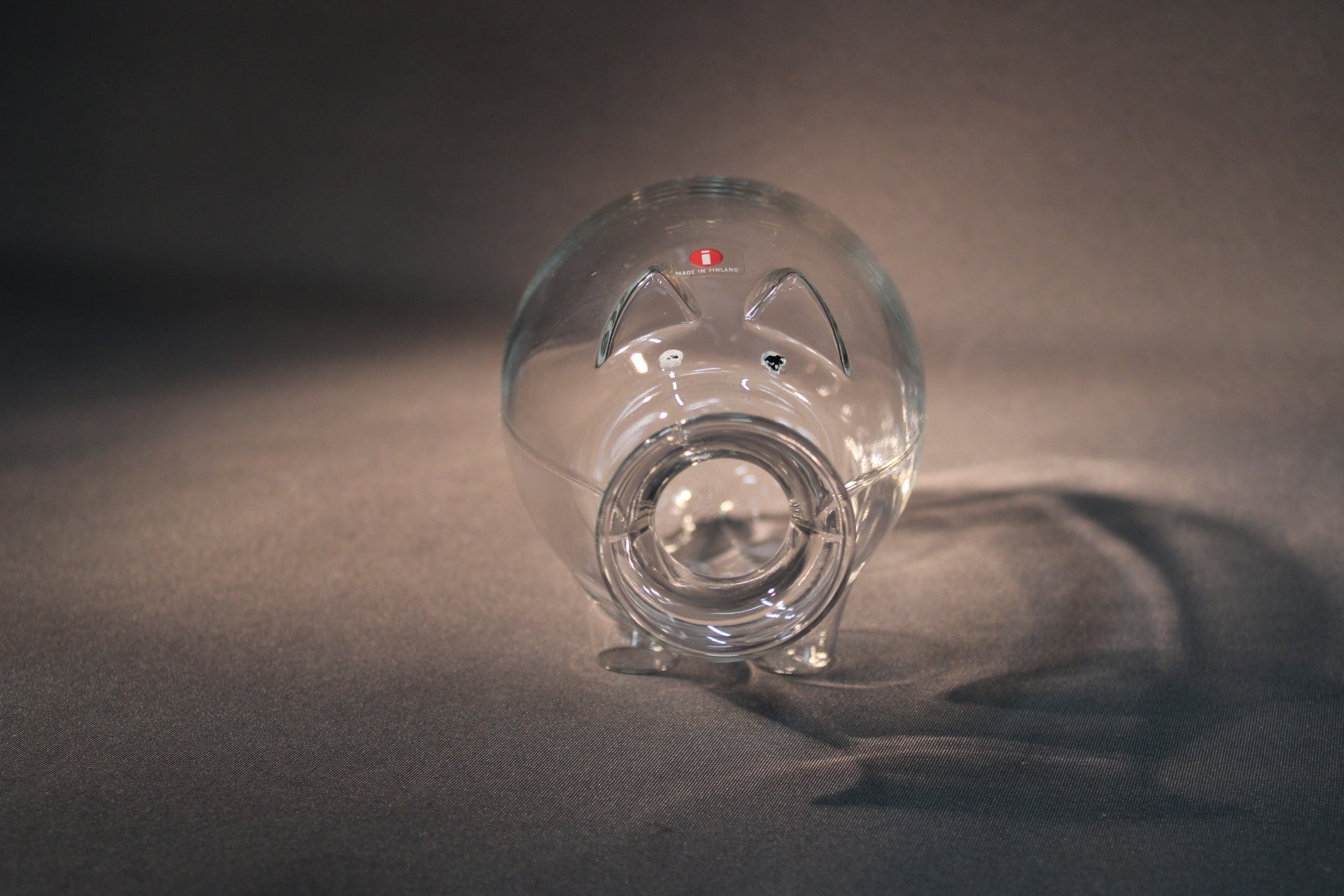 Iittala Napsu-karahvi kirkasta lasia, edestä kuvattuna