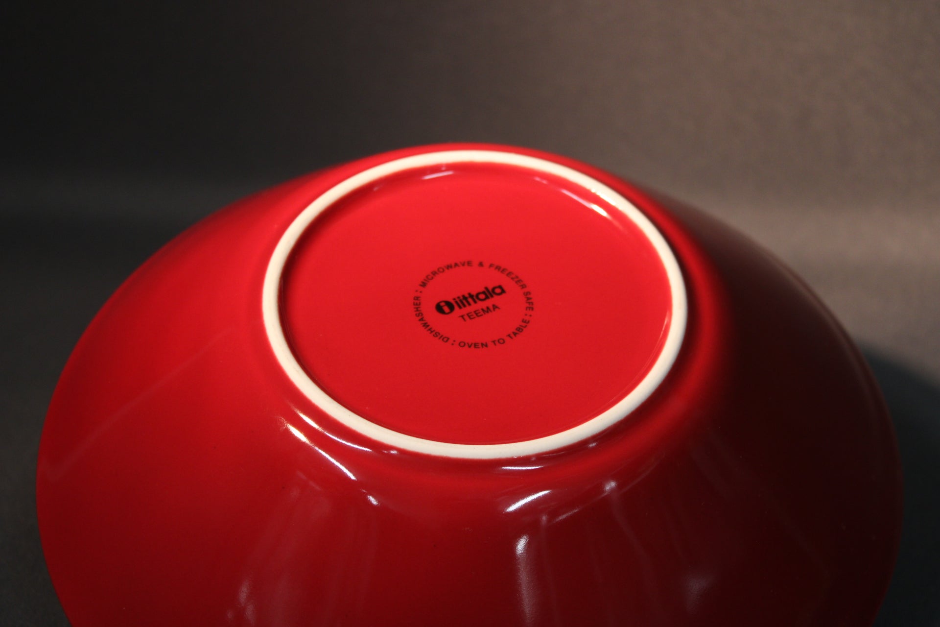 Punaisen Iittala Teema -kulhon pohjaleima lähikuvassa.