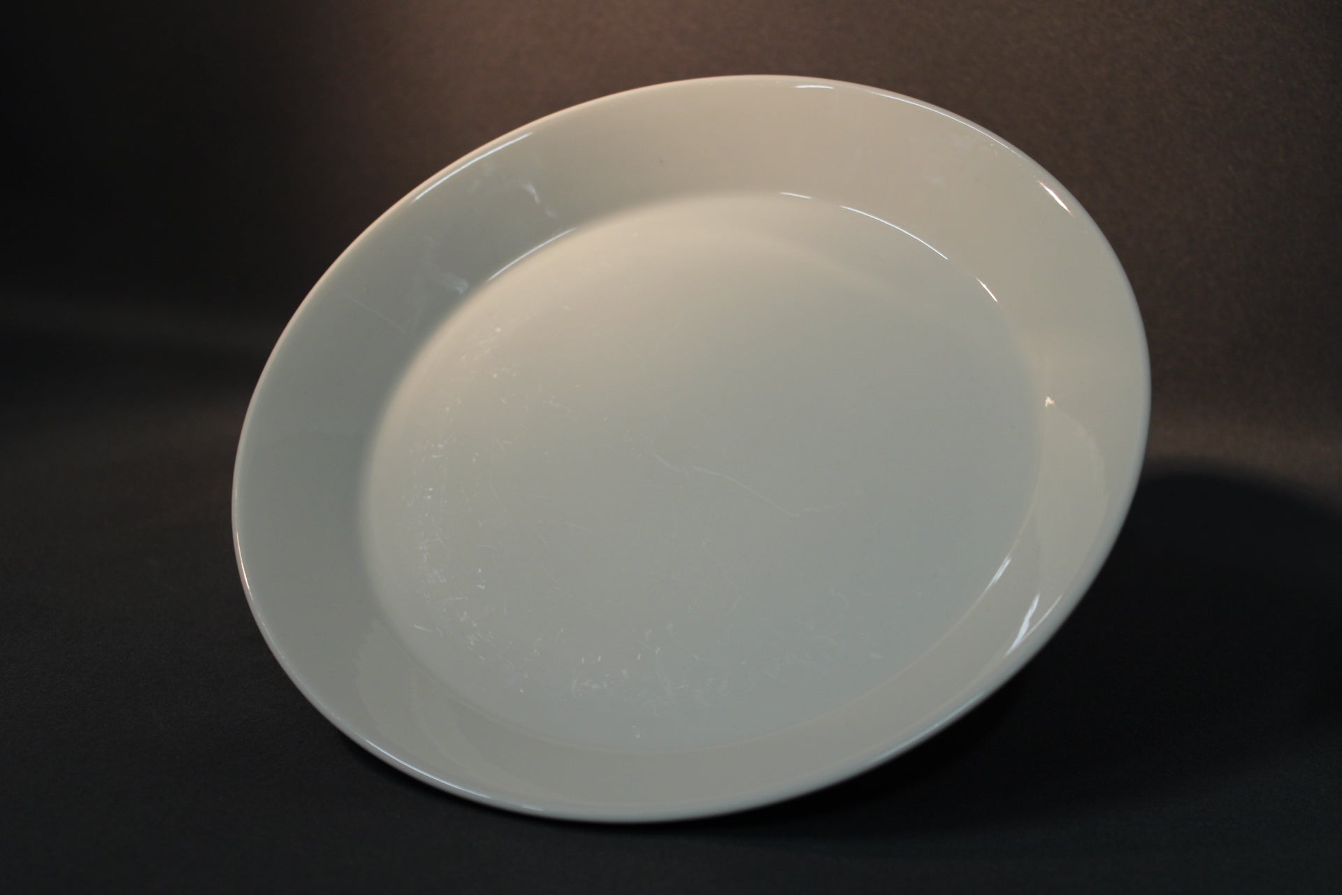 Valkoinen Iittala Teema -lautanen, jossa näkyy käytönjälkiä.