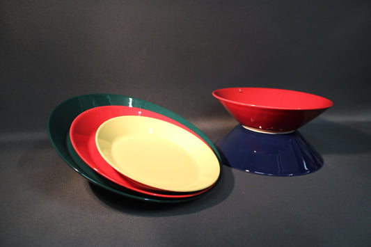 Iittala Teema -lautasten ja kulhojen värivalikoima – vihreä, punainen, keltainen ja sininen.