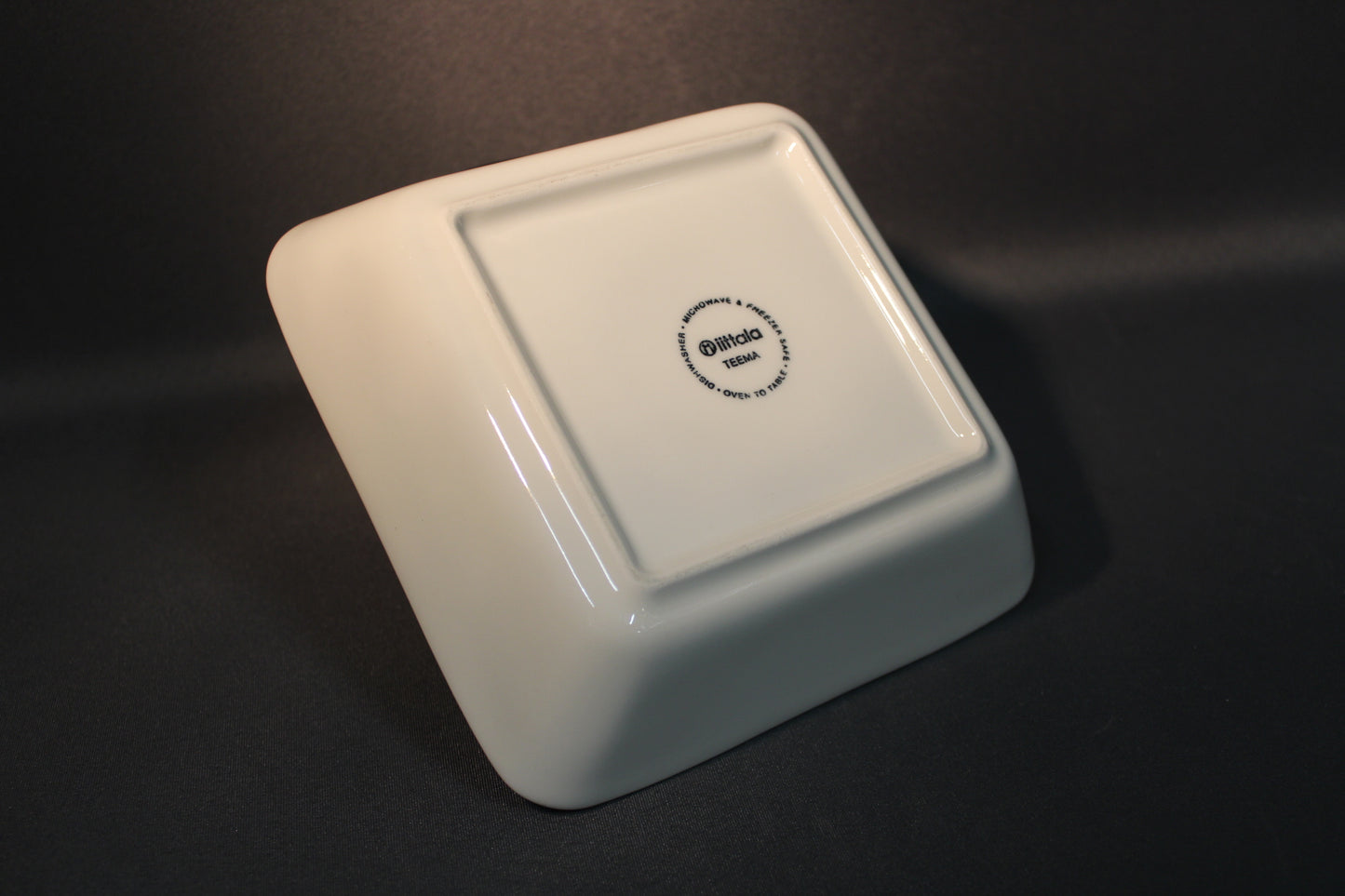 Valkoisen Iittala Teema -neliökulhon pohjaleima lähikuvassa.