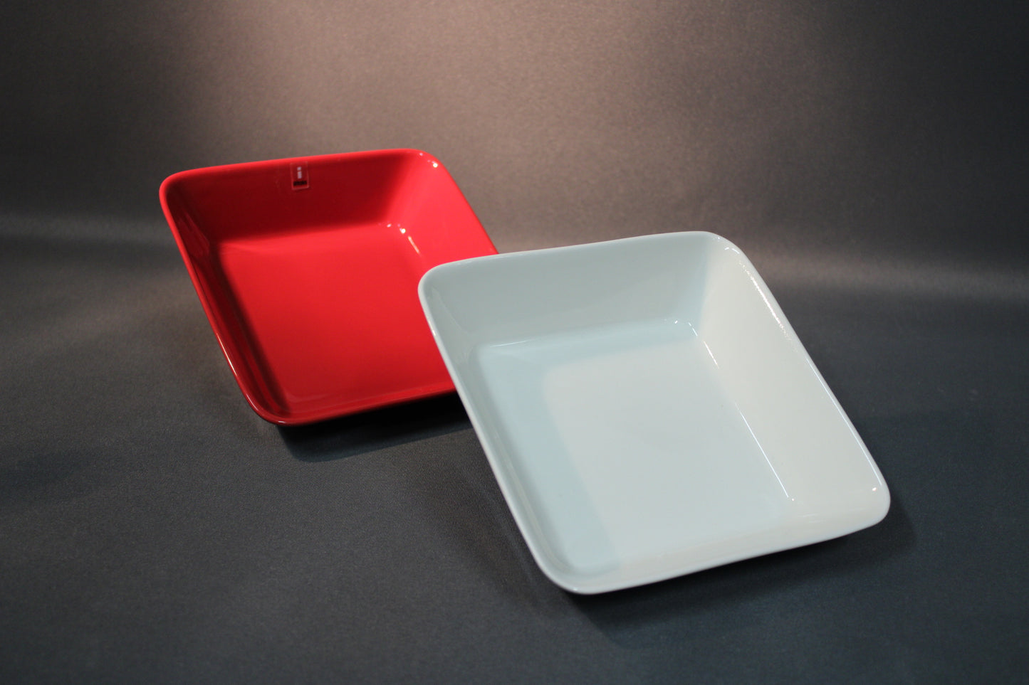 Iittala Teema -sarjan neliökulhot punaisena ja valkoisena.