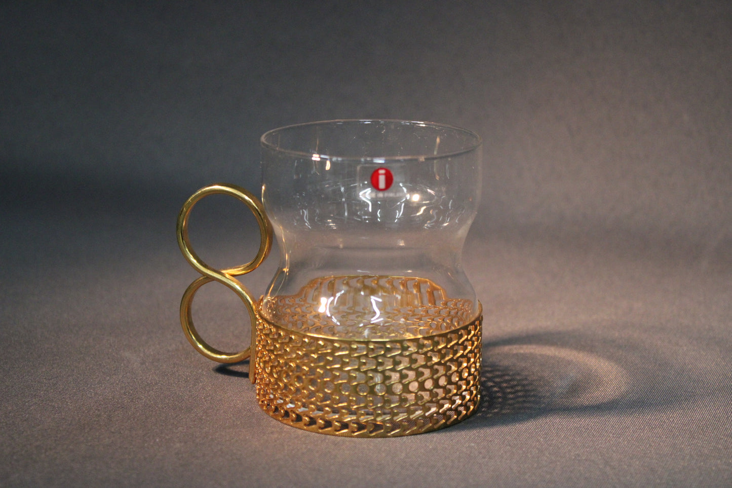 Iittala Tsaikka-lasi kullanvärisellä metallipidikkeellä