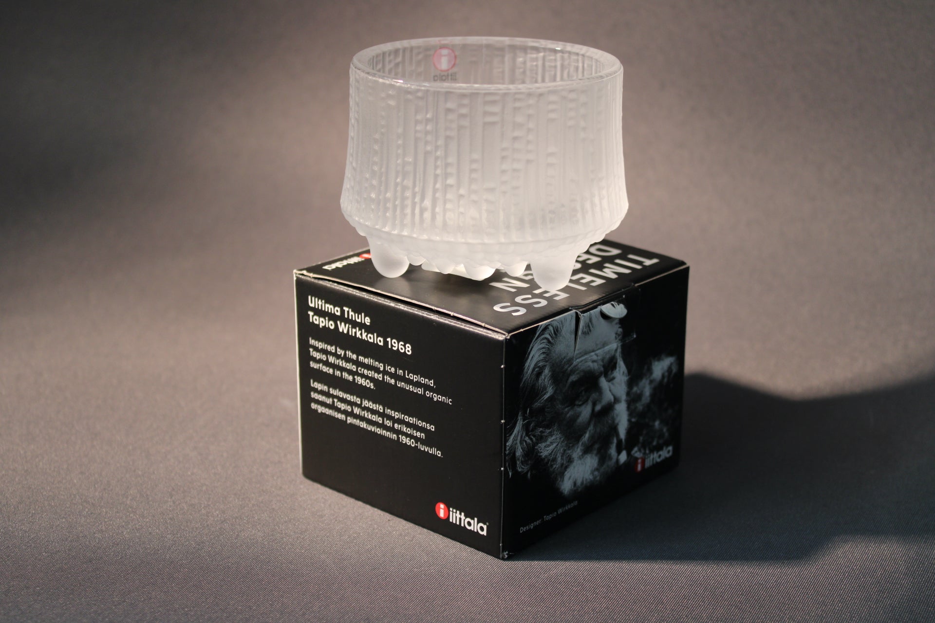 Iittala Ultima Thule kynttilälyhty, jääpintainen lasi ja Tapio Wirkkalan kuva pakkauksessa