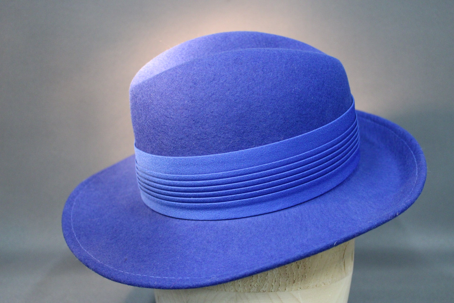Italiassa valmistettu lierihattu, sininen villahuopa ja leveä lieri