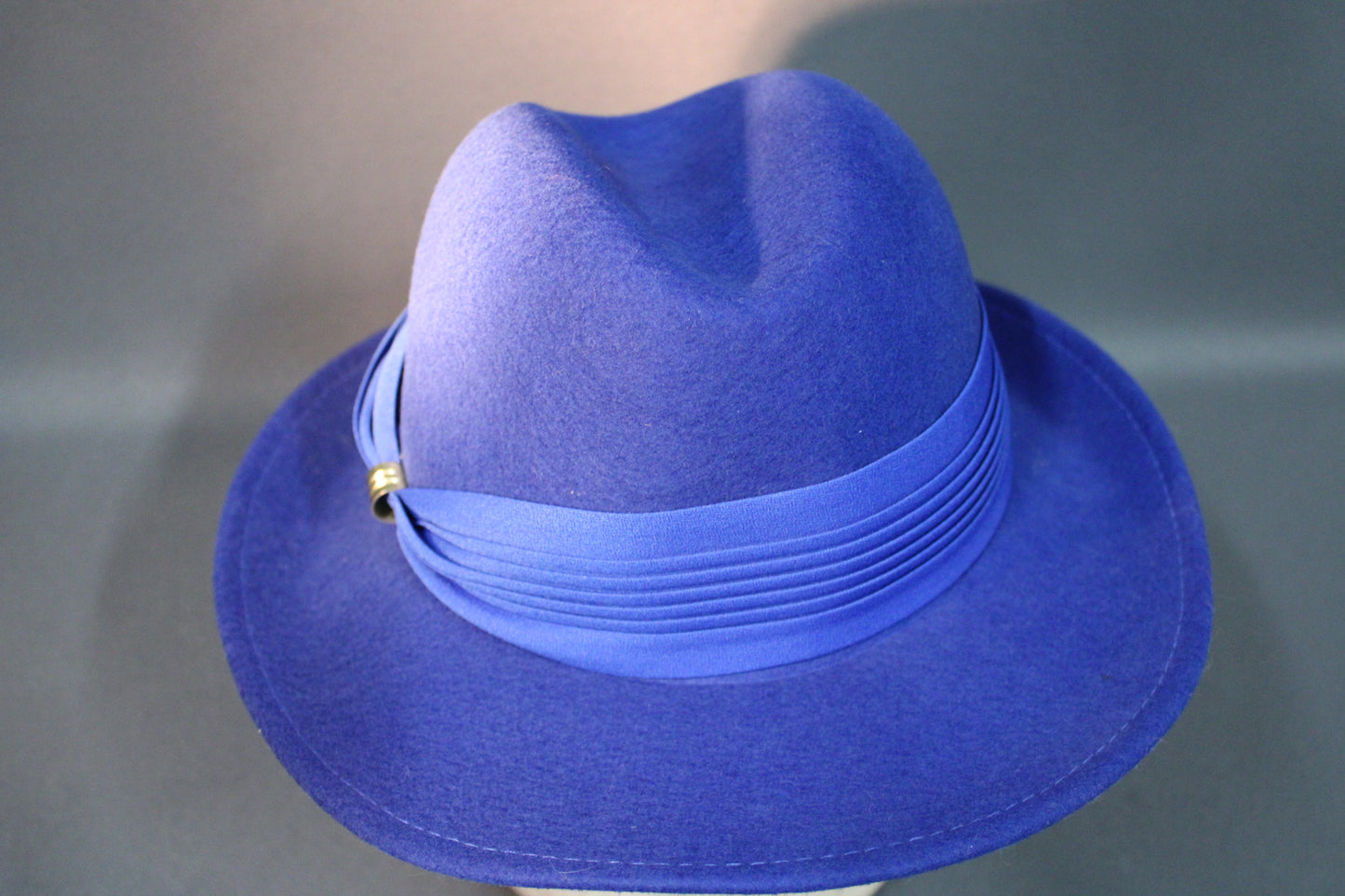 Sininen villahuopainen lierihattu ylhäältä kuvattuna, ajaton design