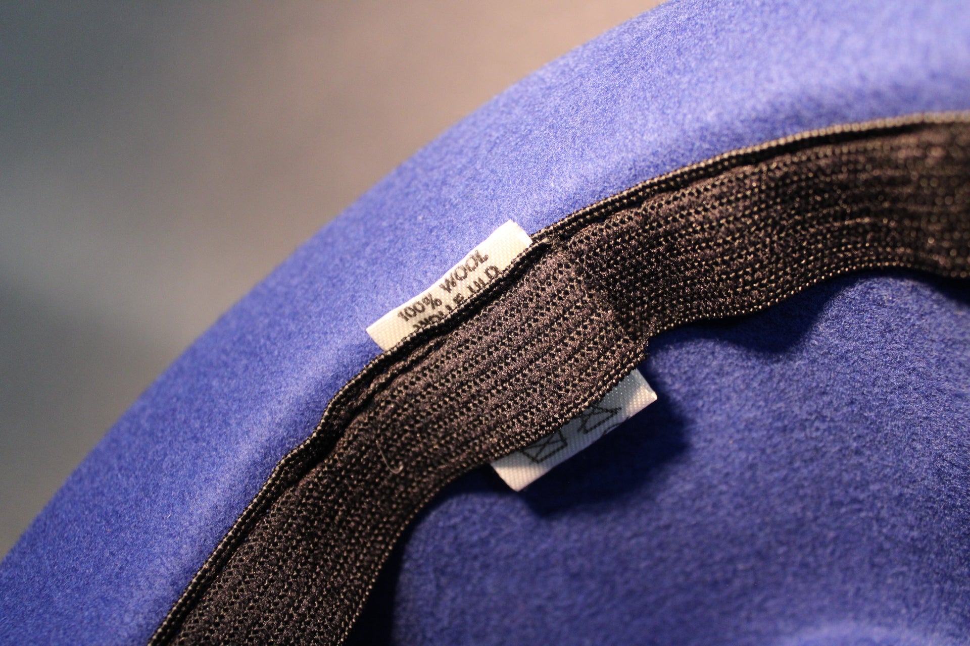 Lierihatun sisäpuoli, 100 % wool Made in Italy -merkintä