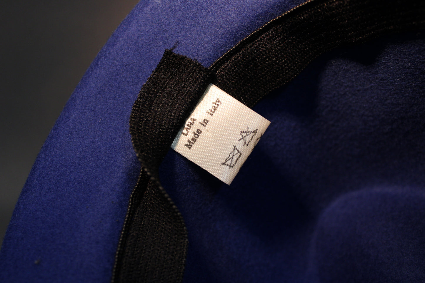 Lähikuva Made in Italy -merkinnästä, italialainen villahuopahattu