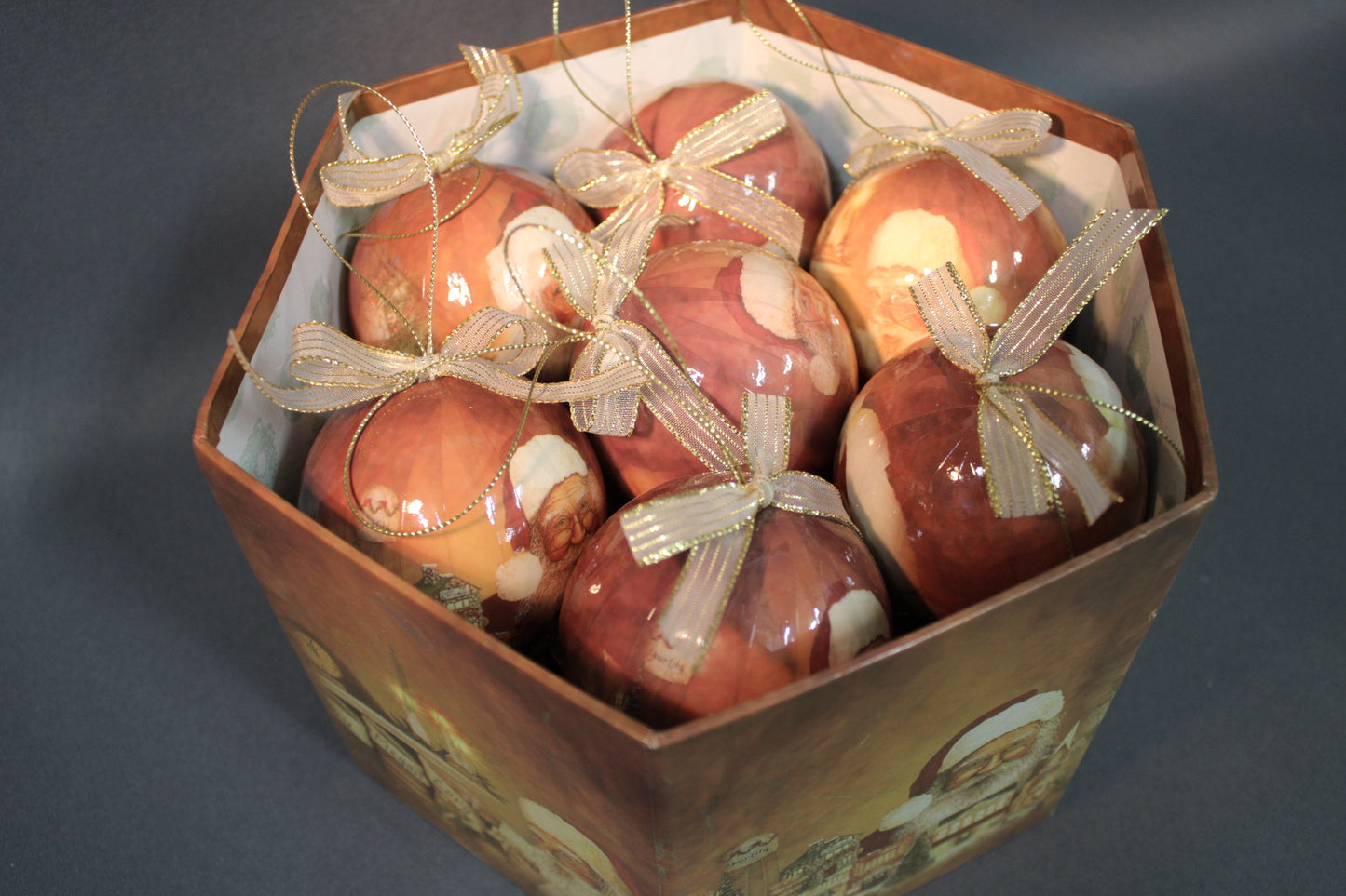 Joulupallot joulupukki-kuvituksella lahjarasiassa, 12 kappaleen setti