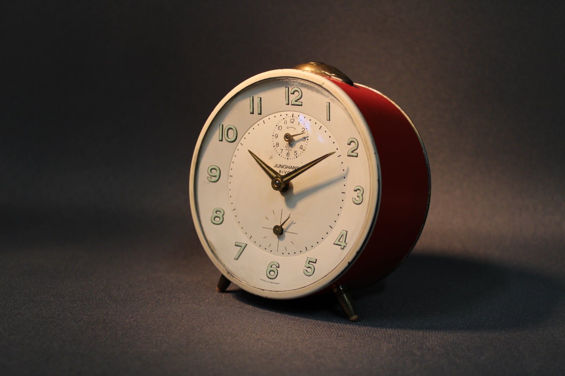 Junghans Bivox vedettävä herätyskello 1960-luvulta, punainen kuori, klassinen saksalainen vintage-kello