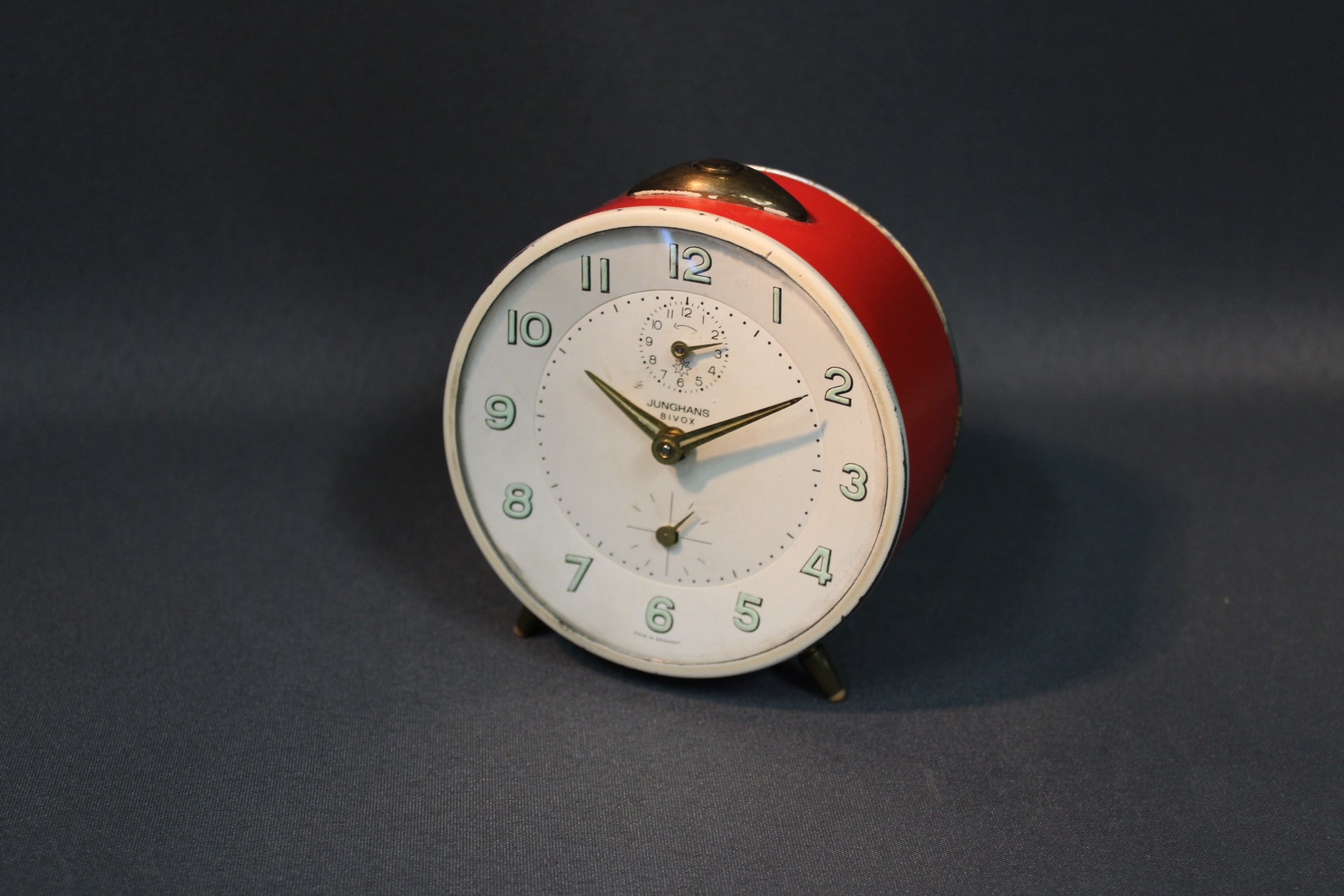 Junghans Bivox mekaaninen herätyskello, punainen metallikuori, 1960-luvun vintage-design