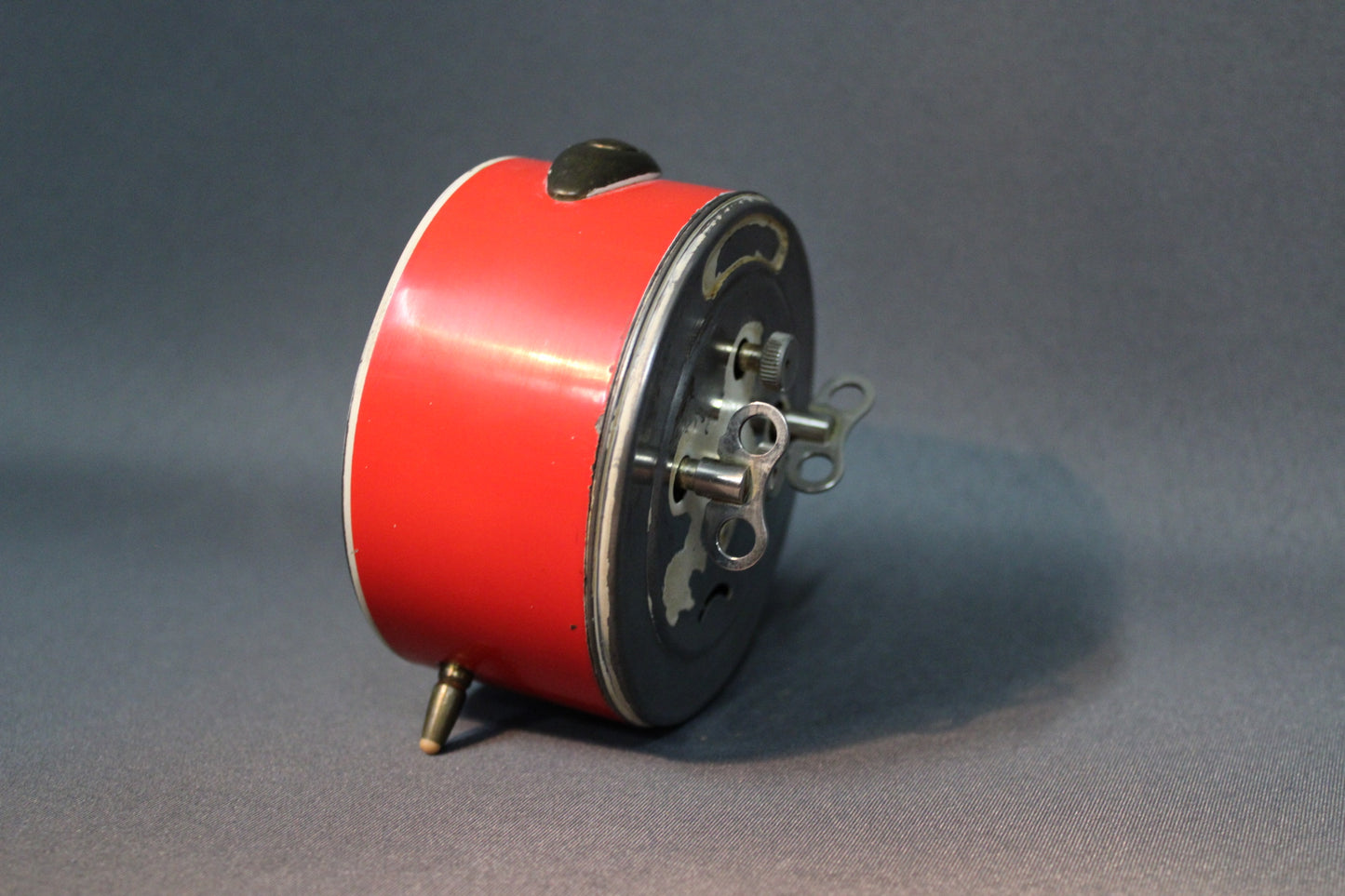 Junghans Bivox vedettävä herätyskello sivulta, punainen runko ja messinkiyksityiskohdat, 1960-luku