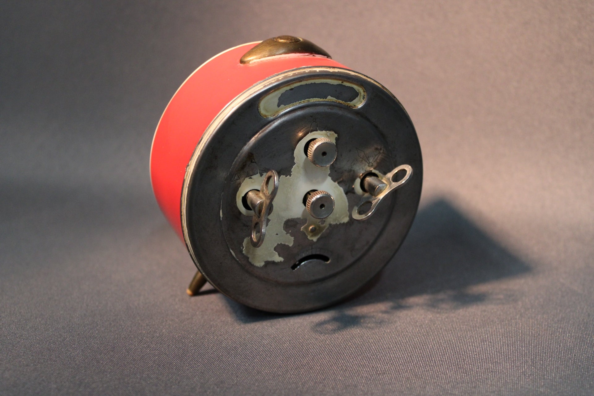 Junghans Bivox herätyskellon takaosa, vedettävä mekaaninen koneisto ja säätimet, 1960-luvun vintage-kello