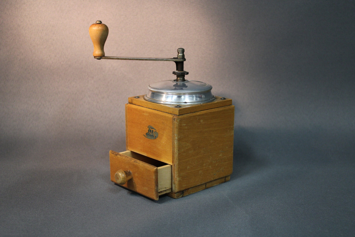 Vintage puinen kahvimylly metallikannella ja kampikahvalla, jauholaatikko auki