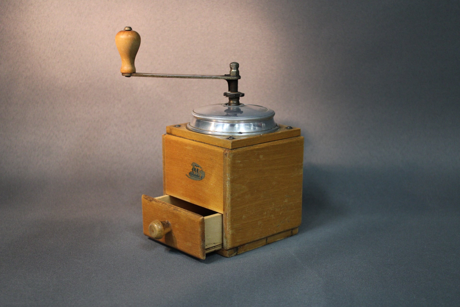 Vintage puinen kahvimylly metallikannella ja kampikahvalla, jauholaatikko auki