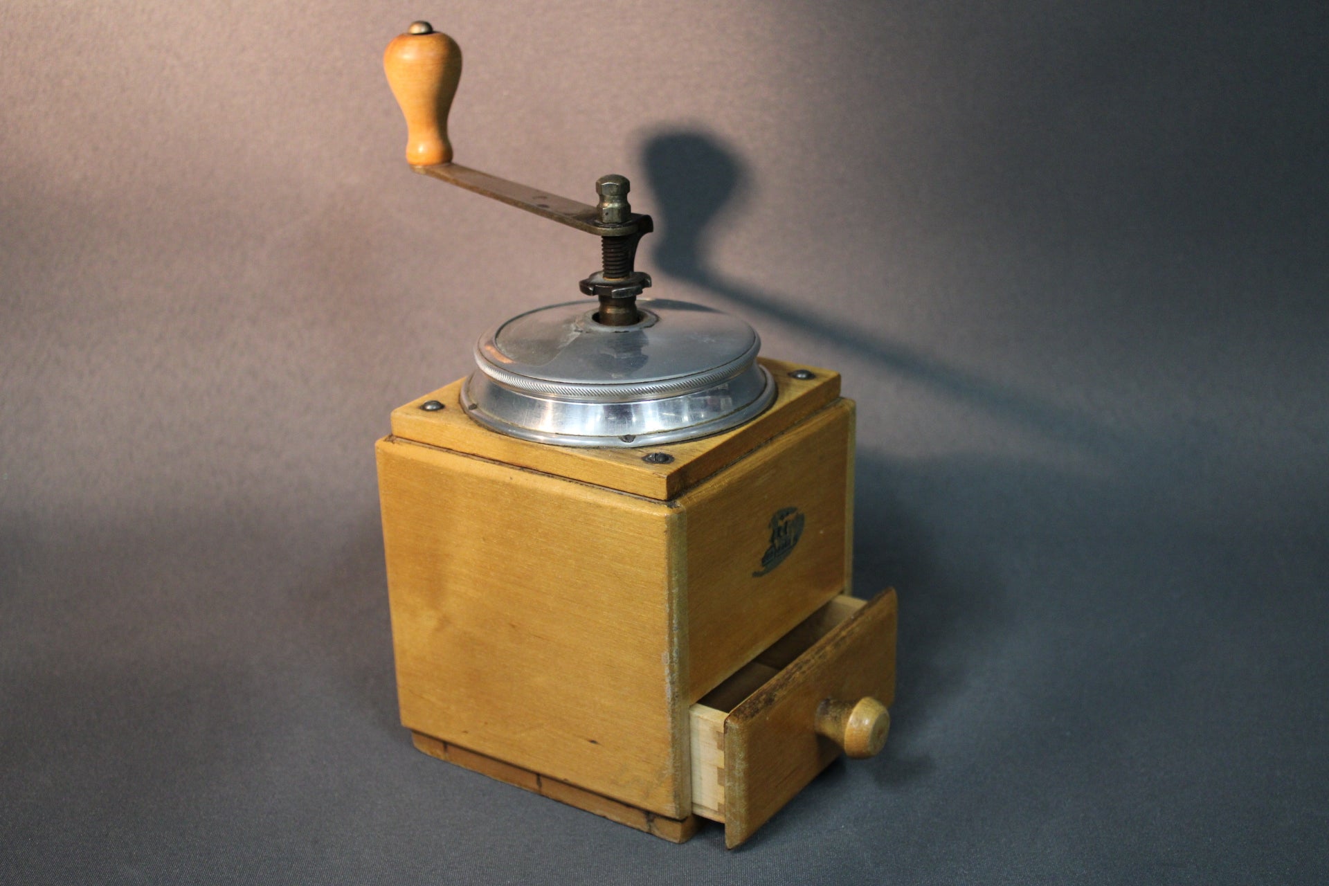 Vanha kahvimylly puurunko ja metallinen yläosa, sivukuva