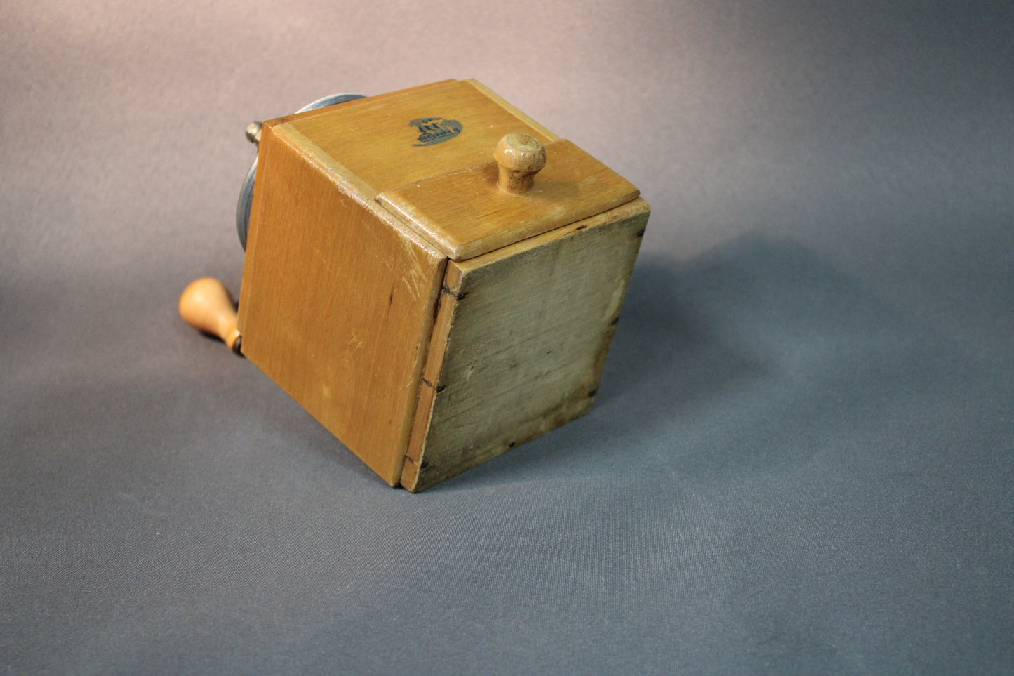 Vanhan kahvimyllyn pohja ja kulunut puupinta