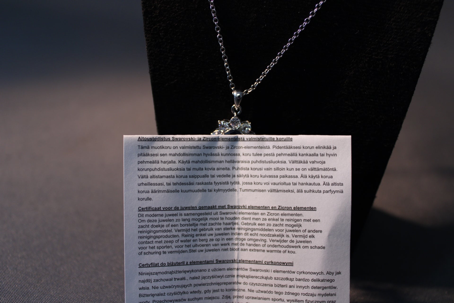 Kaulakoru ja aitoustodistus Swarovski & Zircon