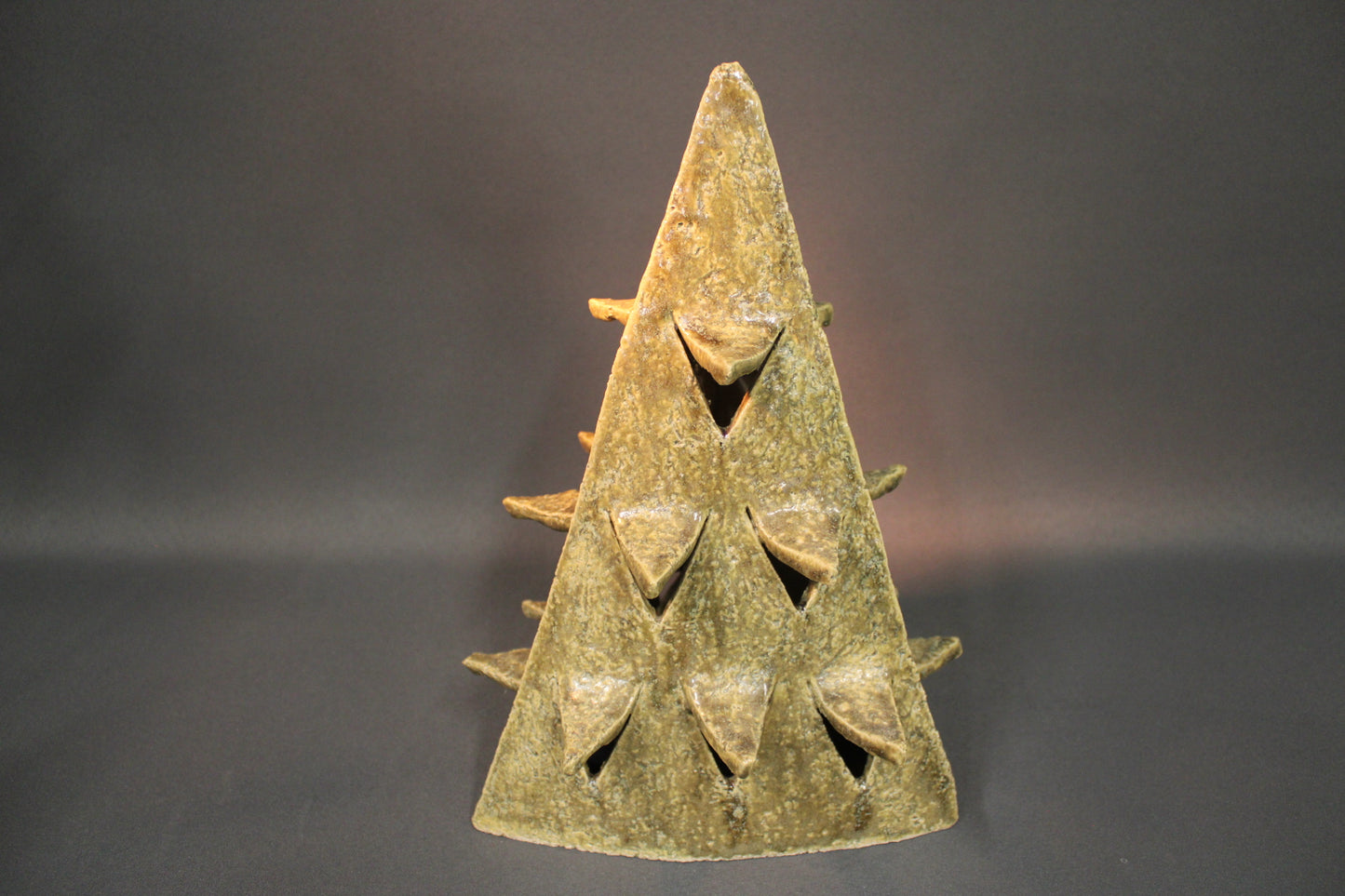 Keraaminen ruskeankirjava joulukuusi, edestä kuvattuna