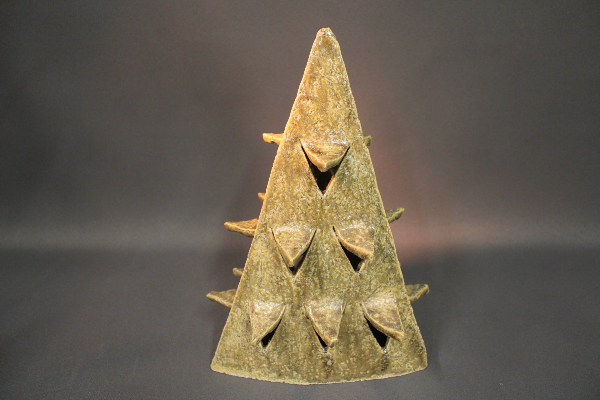 Keraaminen ruskeankirjava joulukuusi, edestä kuvattuna