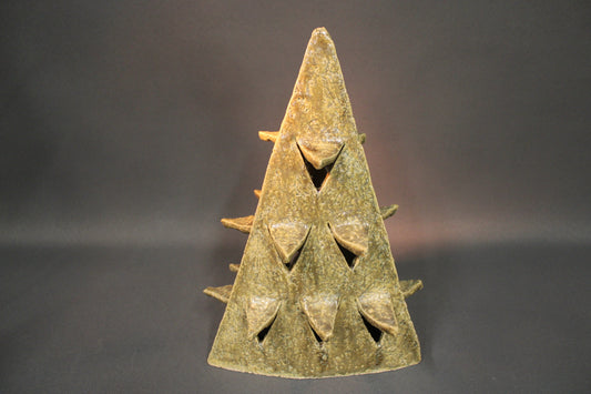 Keraaminen ruskeankirjava joulukuusi, edestä kuvattuna