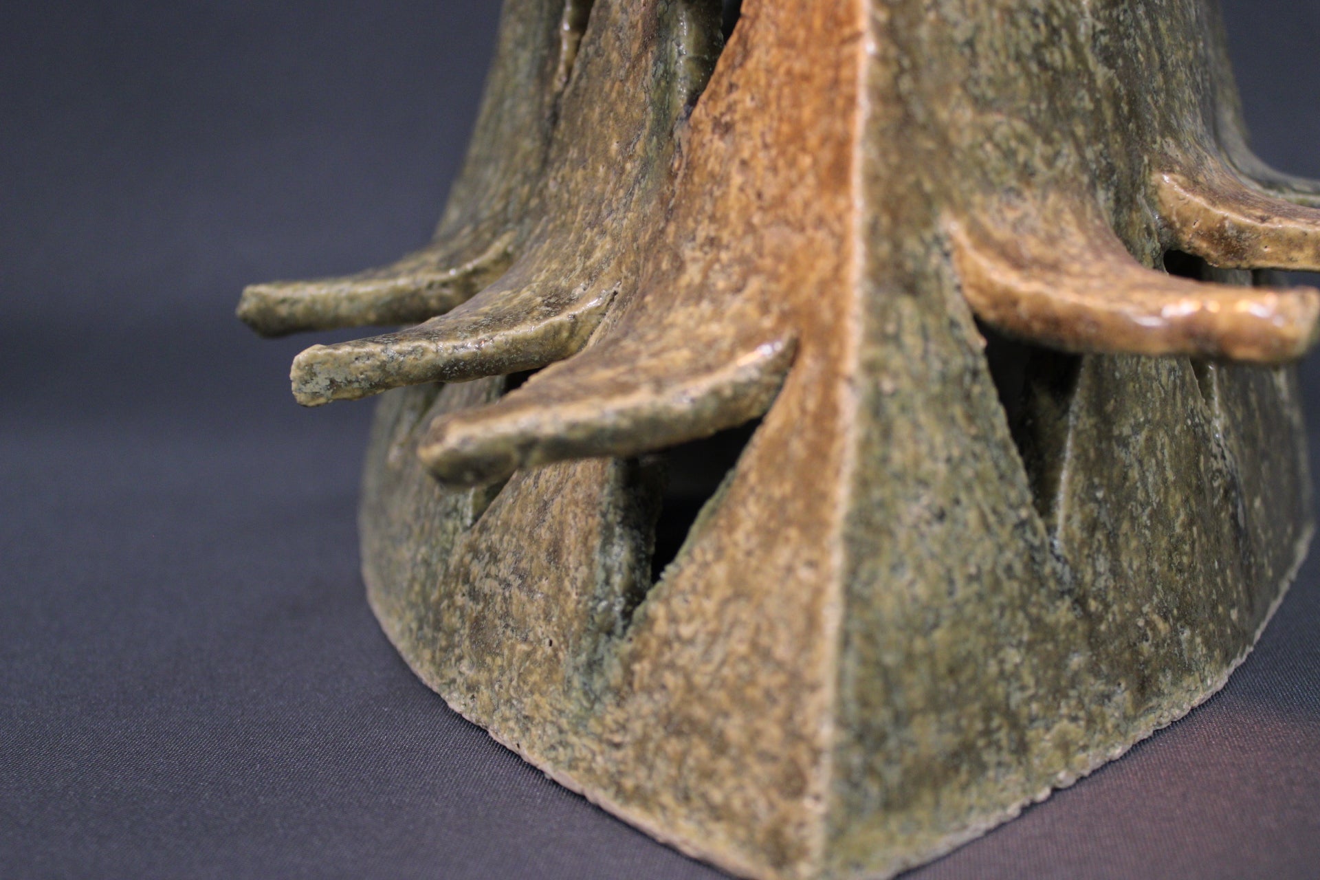 Keraamisen joulukuusen lasitettu pinta lähikuvassa