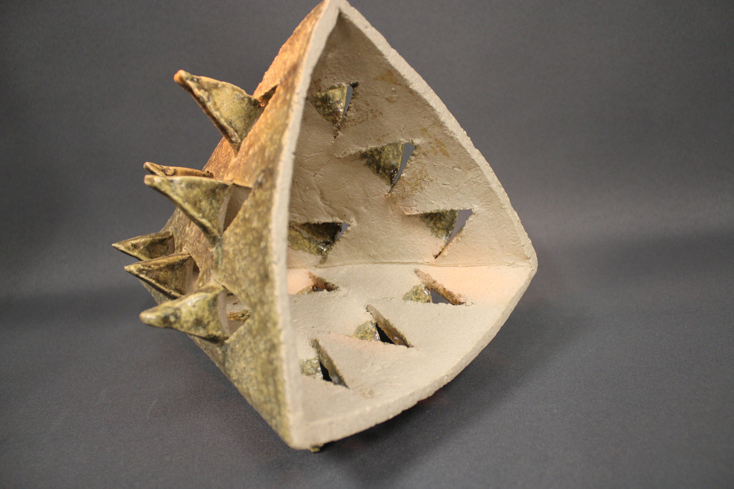 Keraamisen joulukuusen sisäpuoli ja rakenteet