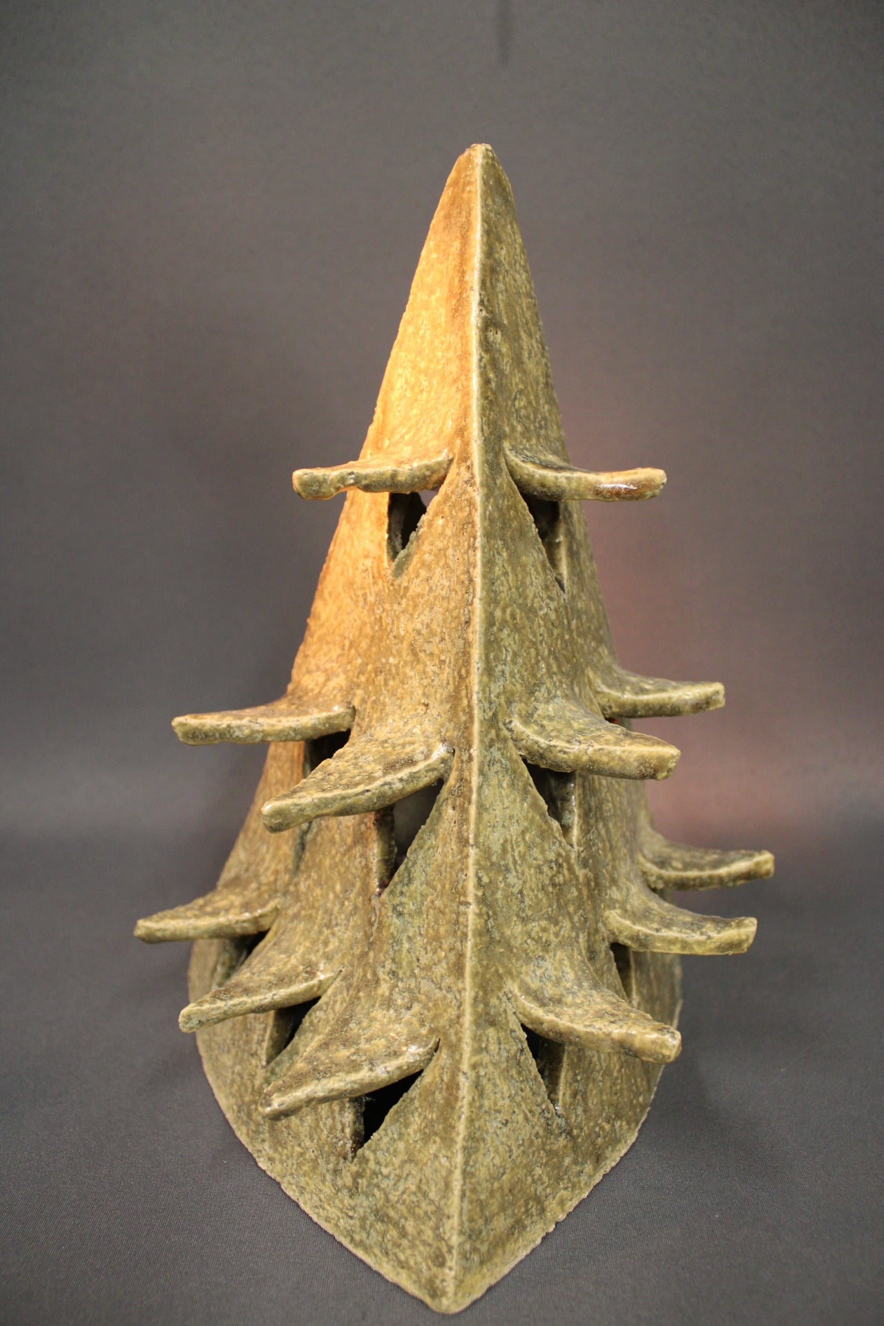 Keraaminen joulukuusi sivulta, näyttävät kolmiulotteiset oksat