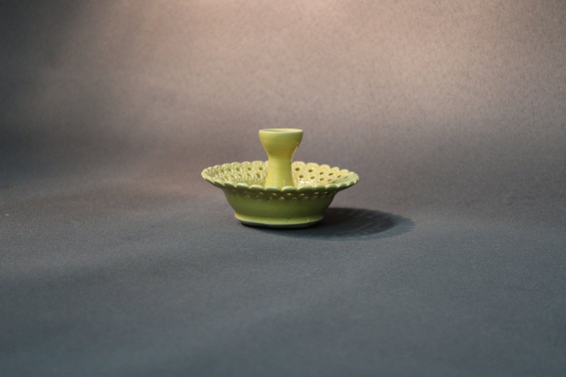 Keraaminen keltainen kynttilänpidike, käsintehty vintage-esine – Wintti