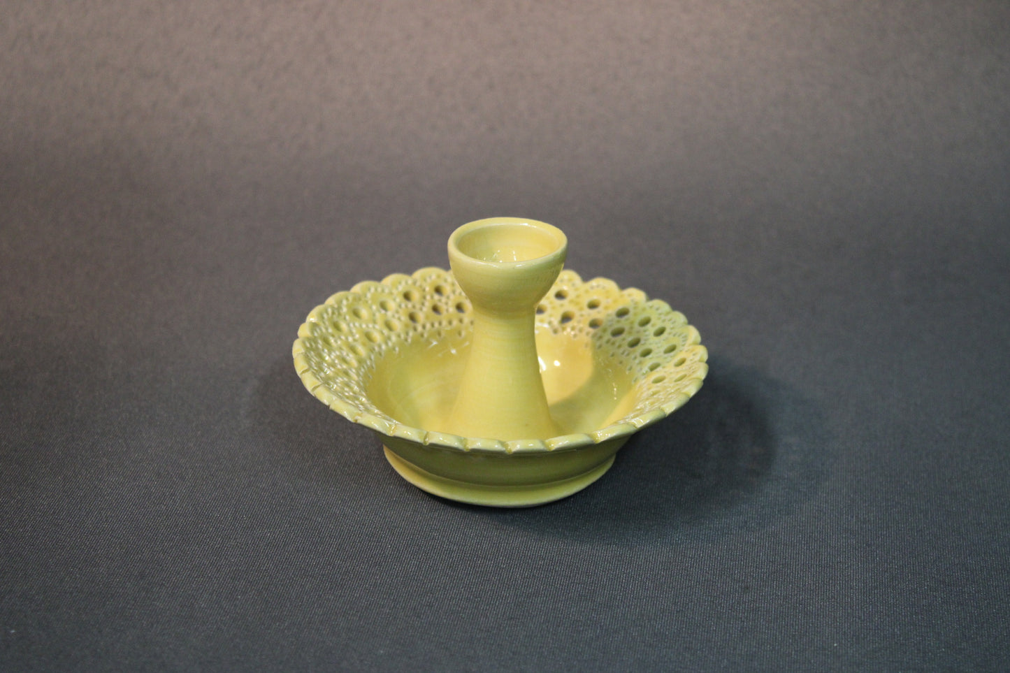 Käsintehty keraaminen kynttilänpidike pitsireunalla, keltainen – Wintti