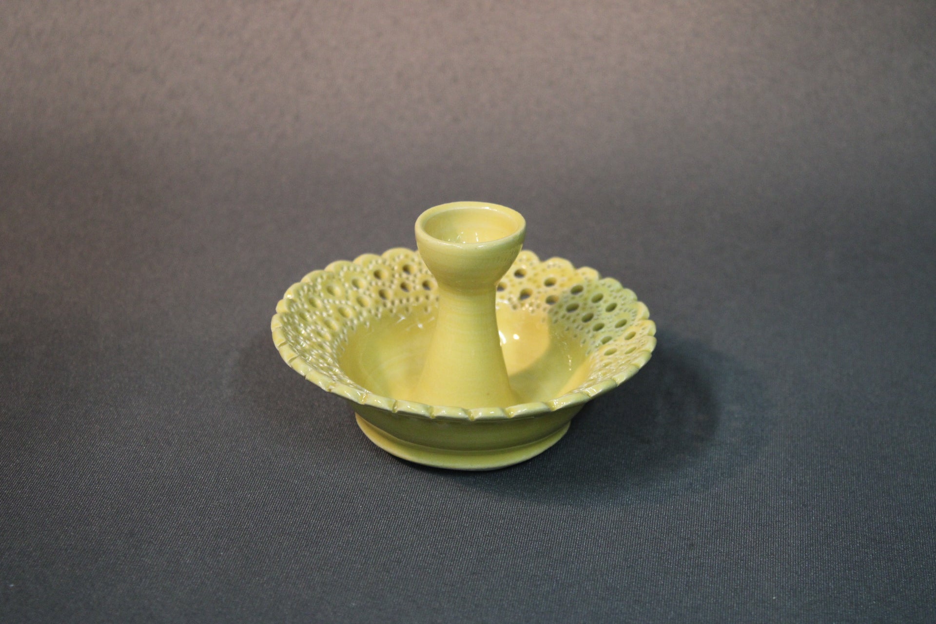 Käsintehty keraaminen kynttilänpidike pitsireunalla, keltainen – Wintti