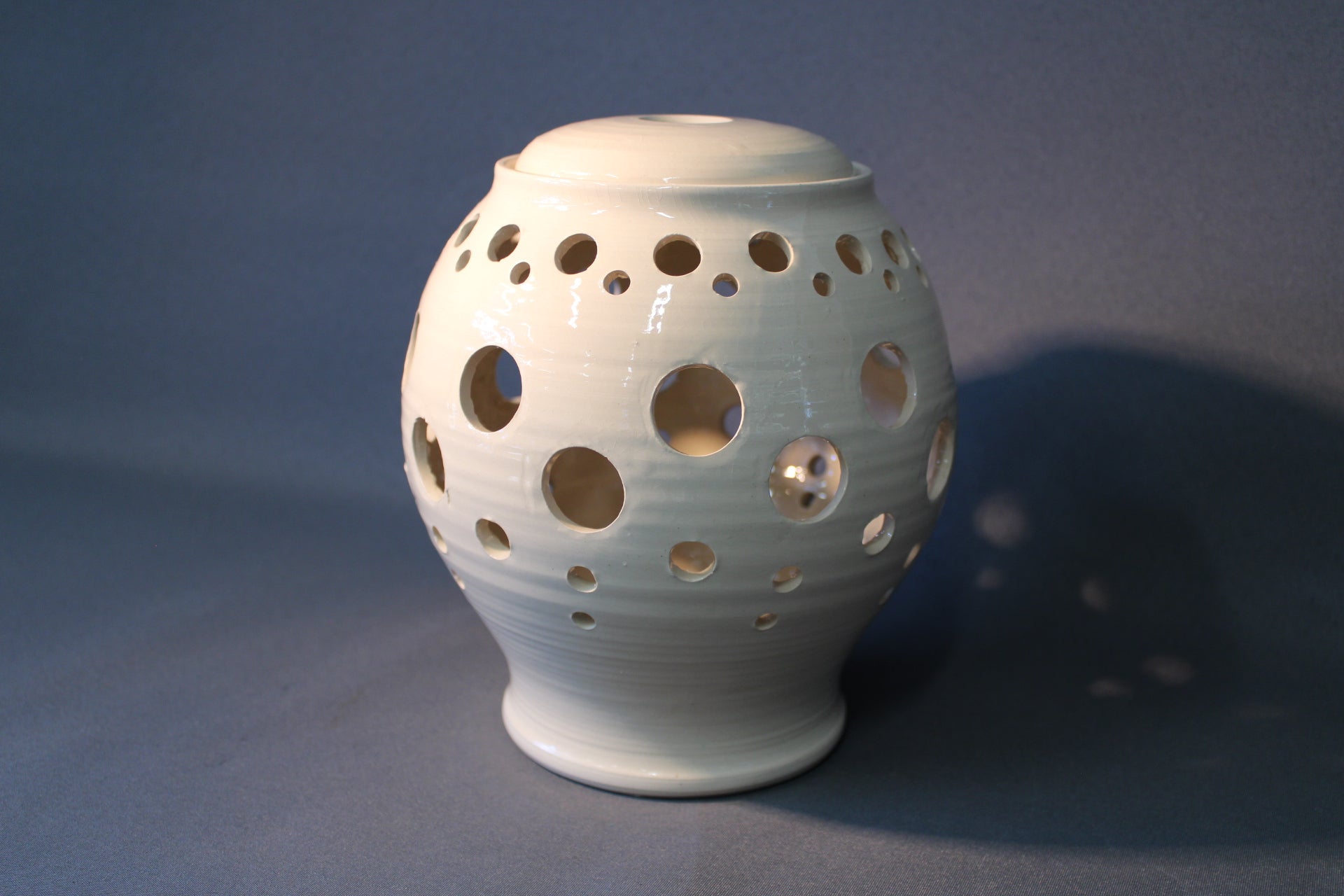 KeraLiinun valkoinen keraaminen tuikkulyhty Iisalmesta