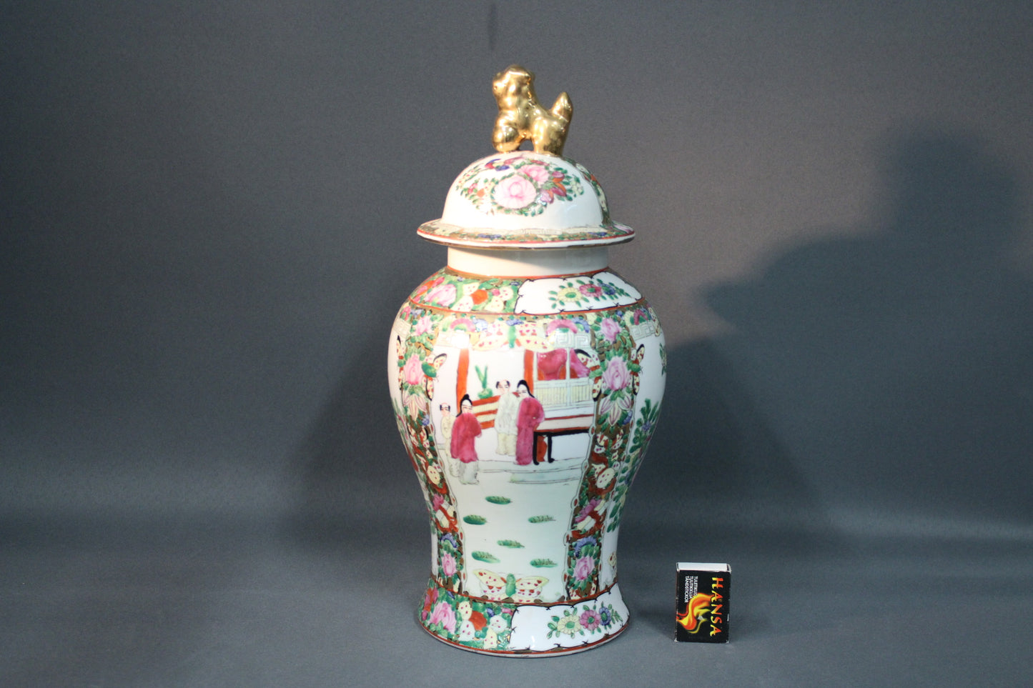 Kantonilaisen posliiniurnan kansi, koirafiguuri ja kukkakoristelu