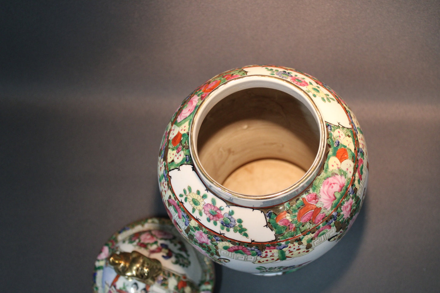 Kiinalaisen kantonilaisen urnan pohja, posliini ja valmistusleima